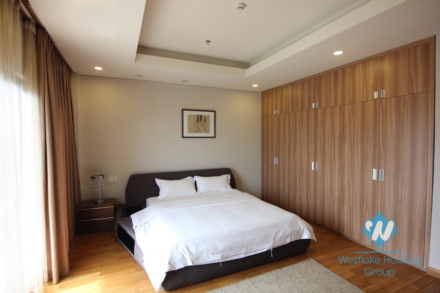 A luxury gorgeous one bedroom apartment in High-End Buliding for leasing